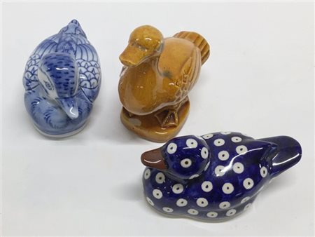 Lotto composto da tre papere in ceramica di diverso decoro (lievi difetti)