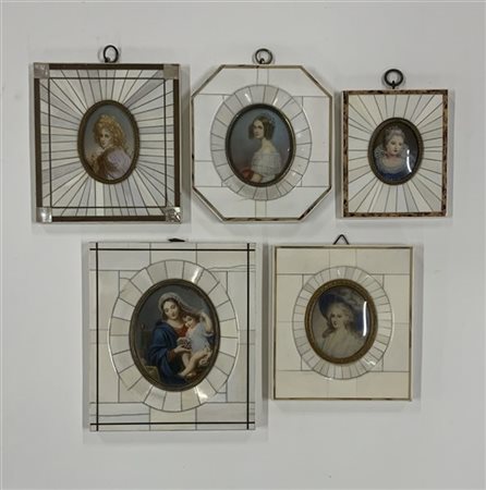 Lotto di cinque miniature raffiguranti gentilidonne e Madonna con bambino in co