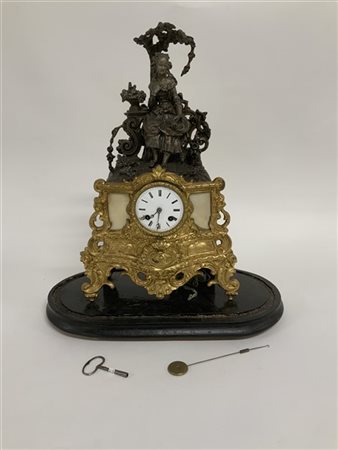 Pendola in metallo dorato in fusione. Epoca seconda metà secolo XIX. Movimento