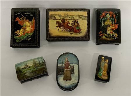 Manifattura russa
Lotto di sei scatole con coperchio dipinte, alcune firmate (m