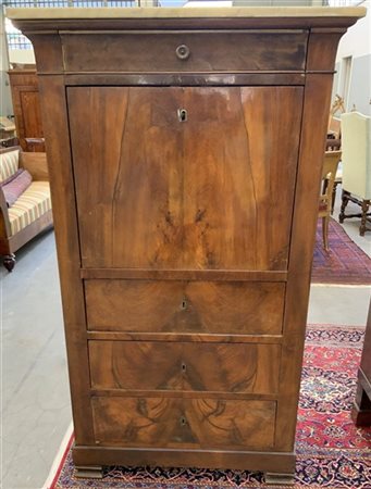 Secretaire in noce con quatro cassetti sul fronte e anta ribaltabile. Piedi squ