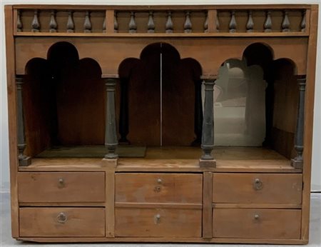 Scarabattolo di secretaire di struttura architettonica con vani e cassettini. D