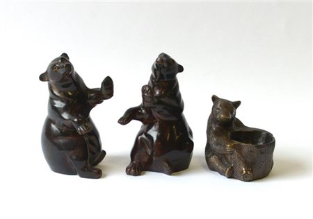 Lotto composto da tre sculture in bronzo raffiguranti orsi, misure diverse