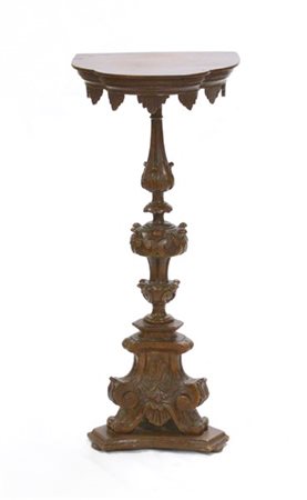 Gueridon ricavata da un antico candeliere tripode in legno intagliato a volute