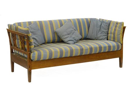 Antico divano in legno a tre posti con sponde a giorno decorate da cartelle int