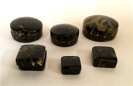 Lotto composto da sei scatole in tartaruga di forme diverse (difetti)