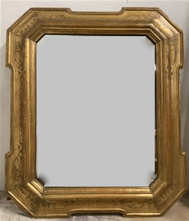 Specchiera con cornice sagomata in legno dorato e bulinato, secolo XIX (difetti