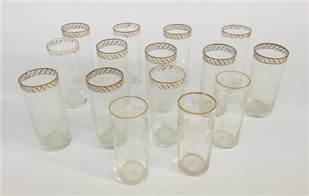 Gruppo di dodici bicchieri in vetro scanalato con bordura in oro, uniti a tre b