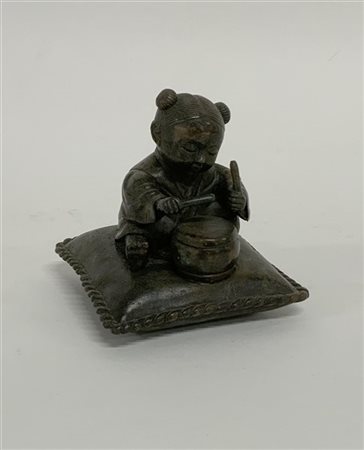 Scultura in bronzo raffigurante fanciullo che suona il tamburo. Cina, sec. XX (