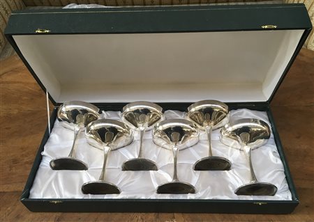 Gruppo di sei coppe da champagne in metallo contenute in custodia