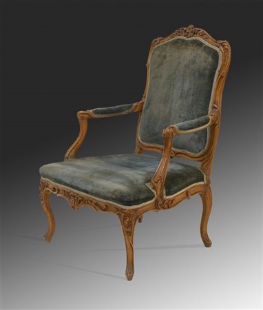 Poltrona di forma mossa con schienale, braccioli e gambe intagliate a fiori. Fr