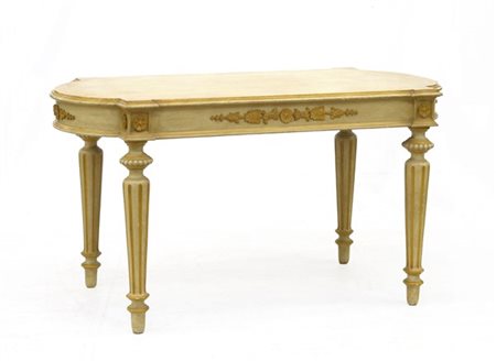 Tavolo da pranzo in legno laccato e decorato da fregi in rilievo. Gambe scanala