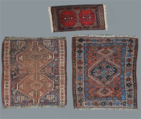 Lotto di tre tappeti orientali di varie fogge e dimensioni (il più grande cm 12