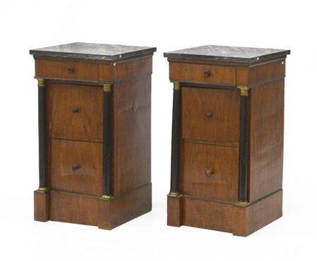 Coppia di comodini lastronati in noce con fronte a due cassetti e mezzo e monta