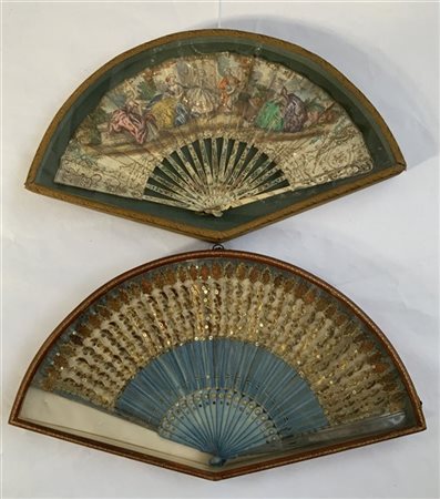 Lotto composto da due ventagli con stecche in madreperla e legno e pagine in ca