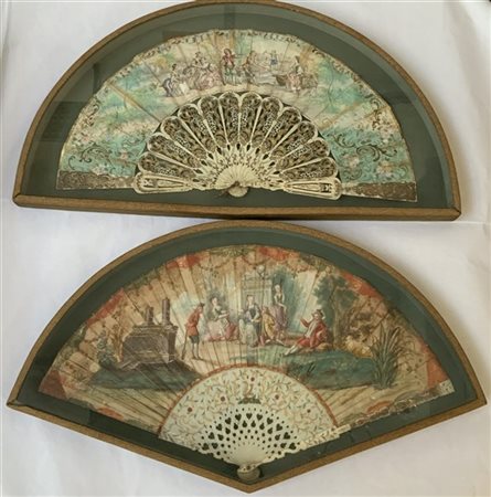 Lotto composto da due ventagli con stecche in avorio inciso e traforato a volut