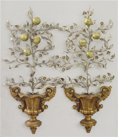 Coppia di fregi a forma di vasi biansati in legno intagliato e dorato con rami