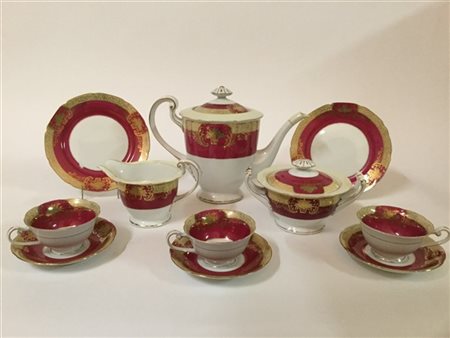 Manifattura orientale. Servizio da tè in porcellana decorato a dorature e fasce