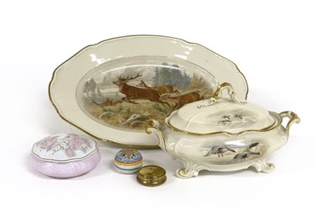 Lotto composto da una zuppiera con vassoio in ceramica di manifattura tedesca e