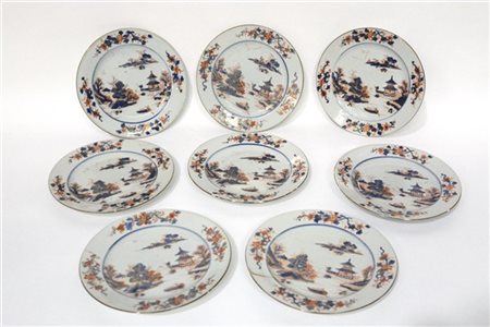 Gruppo di otto piatti in porcellana Imari decorati con pagoda. Cina, sec. XVIII
