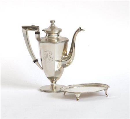 Lotto composto da un piattino in argento ed una caffettiera in metallo argentat
