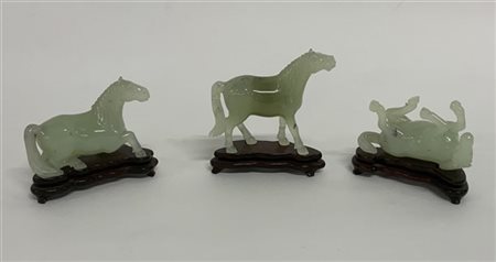 Lotto di tre sculture in pietra dura raffiguranti cavalli (h. cm max 8) base in