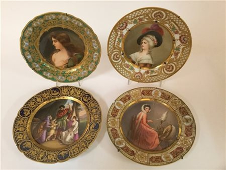 Manifattura di Vienna. Quattro piatti diversi in porcellana, decorati con dorat