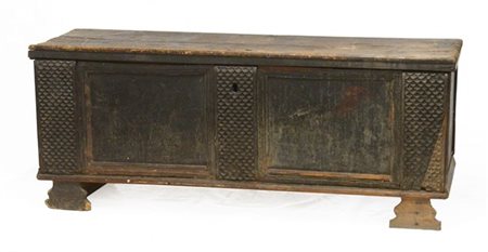 Antica cassapanca con fronte decorato da fasce intagliate a unghiature (cm 152x