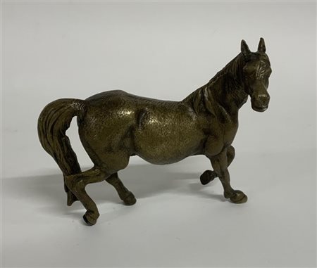 Ignoto
Piccola scultura in bronzo raffigurante un cavallo (cm 22x18)