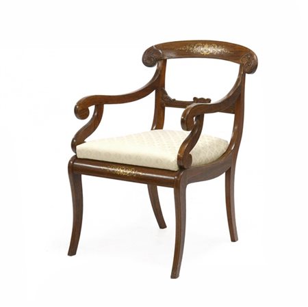 Poltrona in legno con schienale a giorno intagliato e decorato da intarsi con v