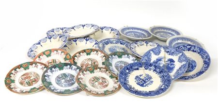 Lotto di diciannove piatti in ceramica di fattura e decori diversi (difetti,