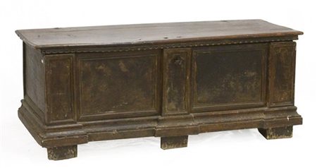 Cassapanca in noce con fronte bipartito, fascia dentellata, sec. XVIII (cm 152x