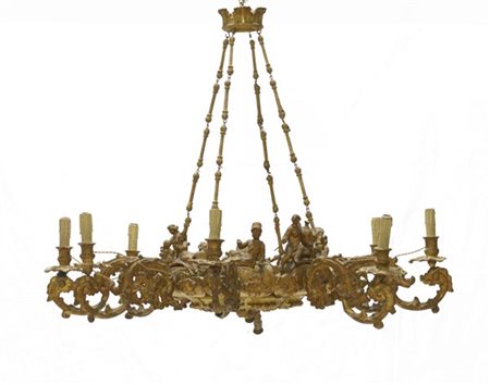 Lampadario ad otto fiamme in papier machè e legno dorato e intagliato a volute