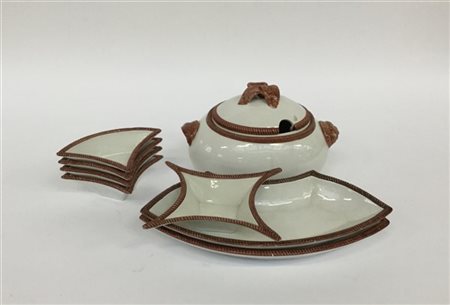 Parte di servizio marcato "Valle" composto da una zuppiera e sette antipastiere