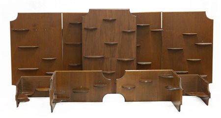 Gruppo di sette mensole in legno con ripiani di diverse misure (lievi difetti)