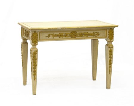 Tavolo a muro in legno laccato e decorato da fregi in rilievo (cm 112x82x63) (d