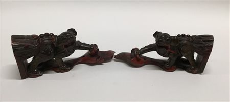 Manifattura orientale Due fermalibri raffiguranti creature fantastiche in legno