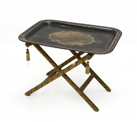 Vassoio in latta dipinto a paesaggio invernale al centro entro volute dorate, s