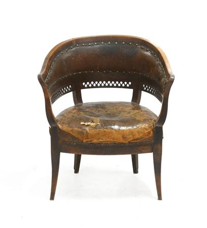 Poltroncina a pozzetto con fascia traforata, rivestita in cuoio. Sec. XIX (dife