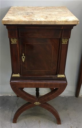 Coppia di comodini in mogano filettati in legno chiaro. Anta tra colonne, sormo