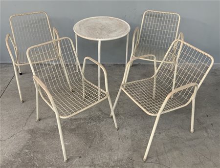 Lotto composto da quattro sedie da giardino e un tavolino tondo, in metallo sma
