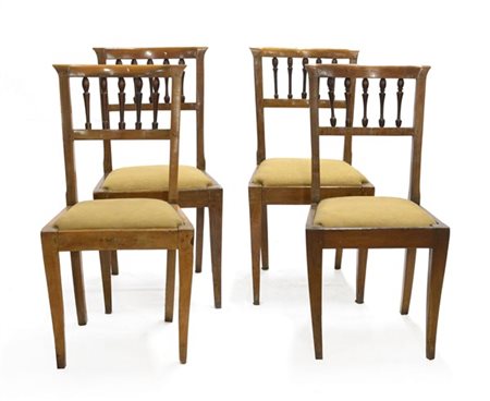 Gruppo di quattro sedie in noce con schienale a colonnine tornite, gambe a scia