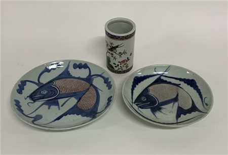 Lotto composto da due piatti e un portapennelli con marchio apocrifo alla base.