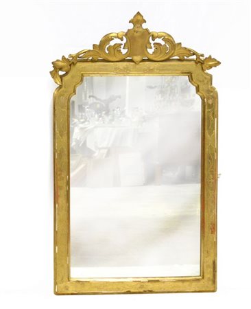 Specchiera in legno dorato e bulinato, cimasa intagliata a scudo e volute. Sec.