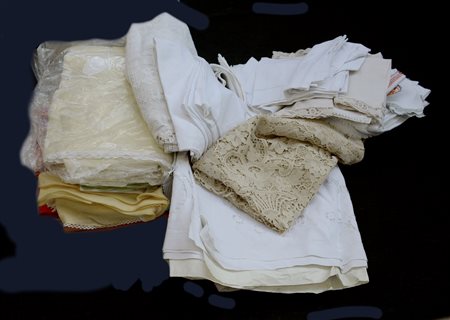 Cartone contenente numerose tovaglie con tovaglioli in organza di cotone, pizzo