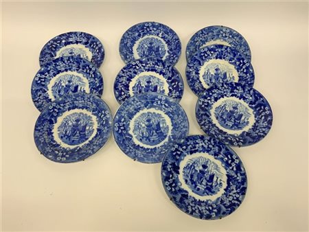 Gruppo di dieci piatti decorativi in ceramica dipinti a fiori e paesaggi dipint