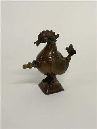 Piccolo contenitore in bronzo e pietra raffigurante un volatile (cm h 13)