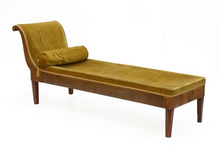 Dormeuse lastronata in noce con schienale sagomato. Secolo XIX (difetti)