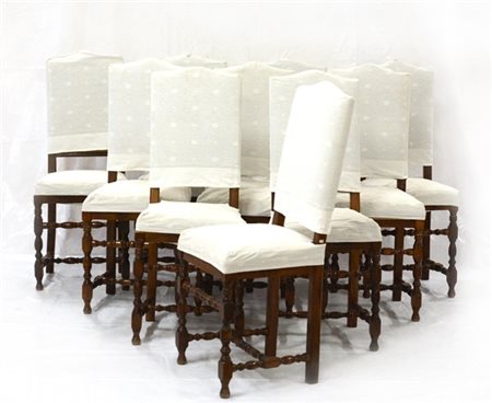 Gruppo di dieci sedie con gambe e traverse a rocchetto, sedute e schienali imbo