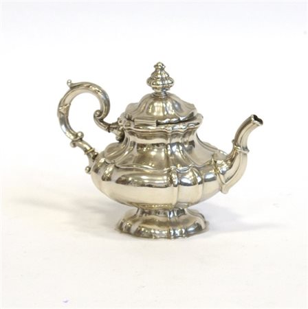 Caffettiera in argento a corpo liscio con bordi in rilievo, ansa sagomata (g lo